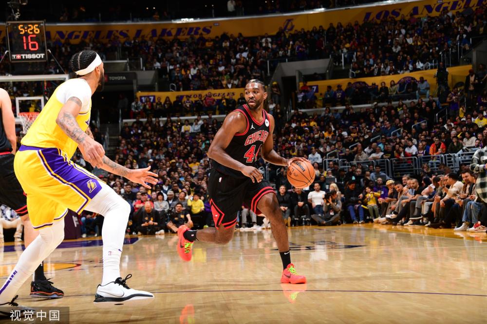 他利用发球 他利用发球