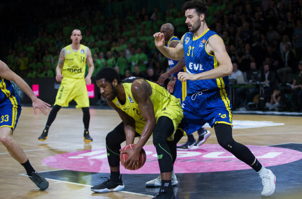 字母哥大三双雄鹿力克步行者 火箭大胜开拓者.