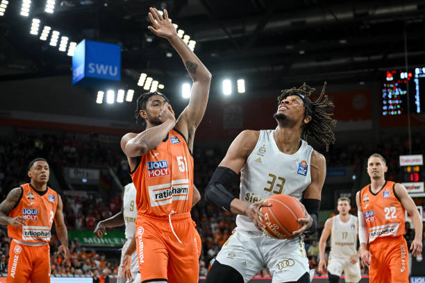 字母哥大三双雄鹿力克步行者 火箭大胜开拓者.